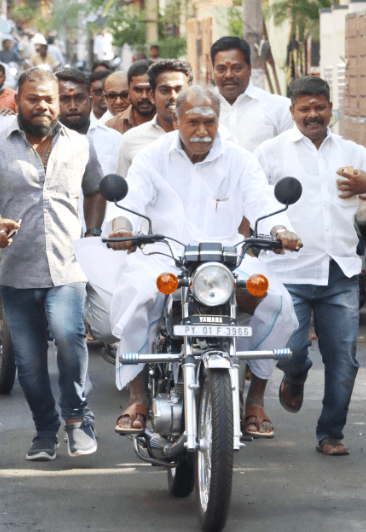 The Chief Minister came to vote on a bike without wearing a helmet