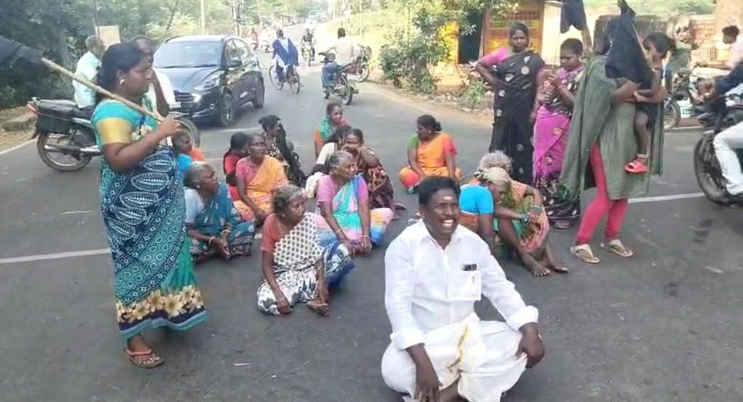 Independent candidate dharna protesting the distribution of BJP money - stir in Puducherry